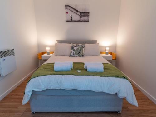 1 dormitorio con 1 cama grande y 2 mesitas de noche en Pass the Keys One Bed City Centre Apartment, en Nottingham