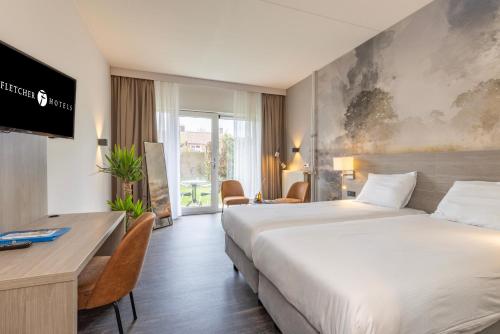 a hotel room with two beds and a desk at Fletcher Hotel Restaurant Hellendoorn in Hellendoorn