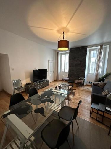 Μια τηλεόραση ή/και κέντρο ψυχαγωγίας στο CANNES FESTIVALS b