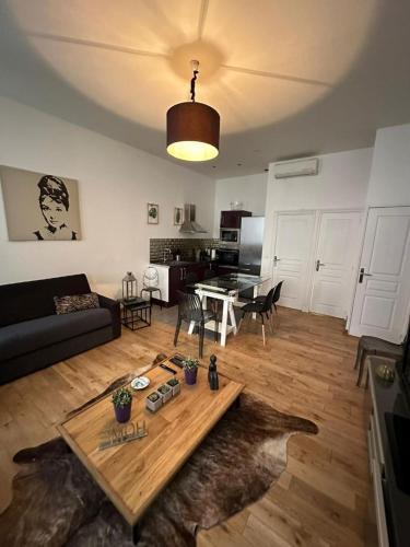 un salon avec un canapé et une table dans l'établissement CANNES FESTIVALS b, à Cannes