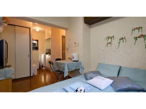 una camera da letto con un letto con un cane sopra di Cosmo Mercy N-1 / Vacation STAY 12990 a Tokyo
