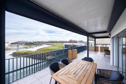 Balkoni atau teres di Apartment by the golf course