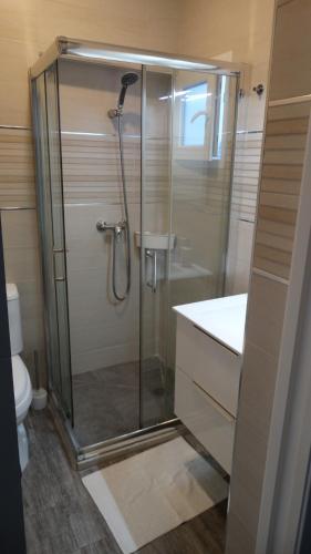 La salle de bains est pourvue d'une douche et d'un lavabo. dans l'établissement apartamento rio salado, à Conil de la Frontera