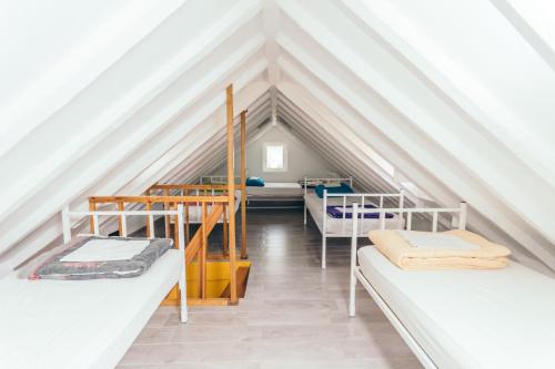 een kamer met 2 stapelbedden op een zolder bij Booze & Snooze Social Hostel in Split
