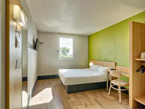 Postel nebo postele na pokoji v ubytování B&B HOTEL Clermont-Ferrand Gerzat