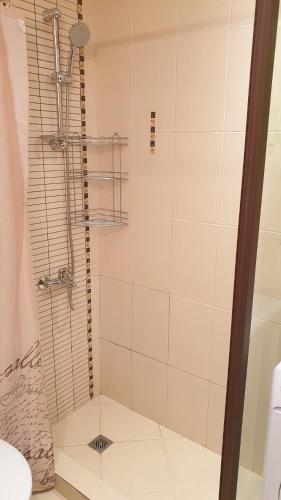 um chuveiro com uma porta de vidro na casa de banho em Sea Star Sozopol em Sozopol
