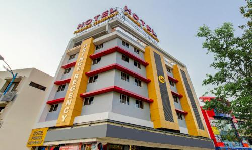 un edificio con balcones amarillos y rojos. en Itsy By Treebo - Prince Regency, en Pune