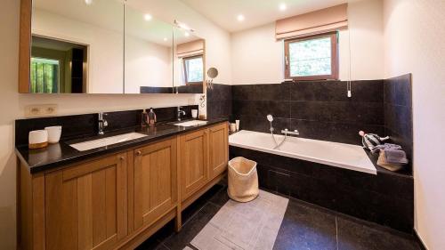 Koupelna v ubytování Vakantiewoning Blijbos