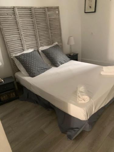 Ένα ή περισσότερα κρεβάτια σε δωμάτιο στο CANNES FESTIVALS b