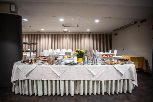 Comida en o cerca de este hotel