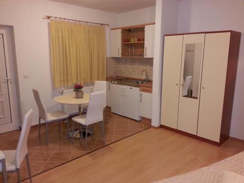 A cozinha ou cozinha compacta de New Studio Apartments Trlaja