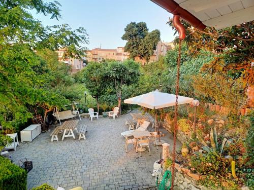 een patio met een tafel en stoelen en een parasol bij La casina di Alicia in Montenero di Bisaccia