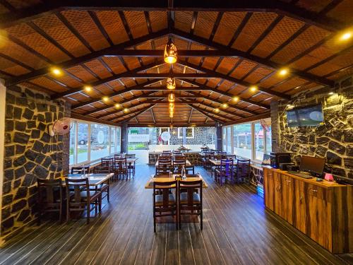 Restaurace v ubytování Le Yercaud