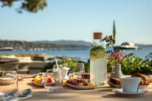 ポルト・ヴェッキオにあるCasa Santini x Roc Sevenのテーブル(食べ物付)とボトル入り飲料水