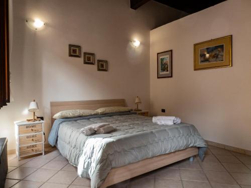 ein Schlafzimmer mit einem großen Bett in einem Zimmer in der Unterkunft Casa Pisani 21 in Iglesias