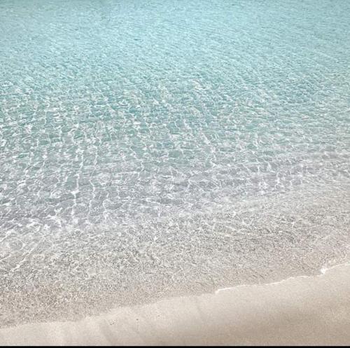 uma vista aérea da areia e da água numa praia em Rosanera&Linus em Manduria