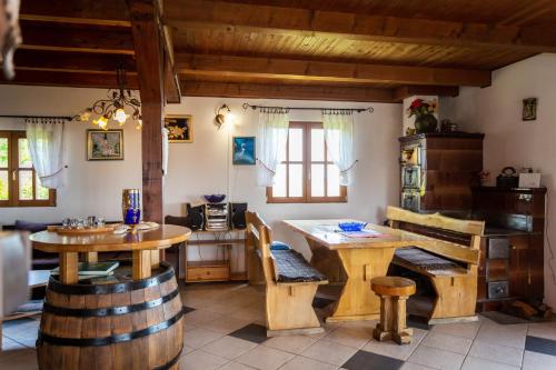 ein Wohnzimmer mit einem Tisch und Stühlen sowie eine Küche in der Unterkunft Kuća za odmor Zeleni breg in Krapina