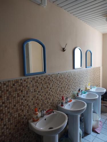 ザポリージャにあるHostel - Avaliani Streetの洗面台3つと鏡2つ付きのバスルーム