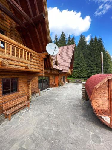 a log building with a basketball hoop on top of it at Après CHALET in Comandău