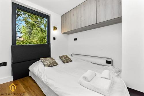 Ένα ή περισσότερα κρεβάτια σε δωμάτιο στο Charming Modern Chic Pad Summer House