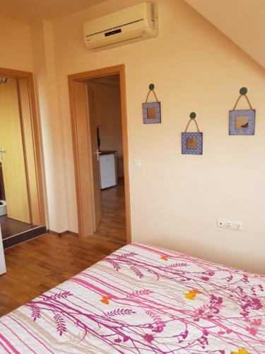 1 dormitorio con 1 cama en una habitación en Loft Apartment in the fabulous Oasis Beach Resort, Kamchia en Dolen Bliznak