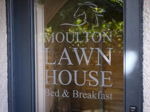 un cartel en la ventana de una casa de césped bed and breakfast en Moulton Lawn House B&B, 