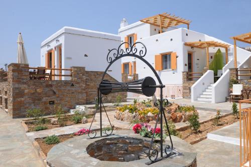 una statua di un telescopio di fronte a una casa di Aigaio Studios tinos a Città di Tinos