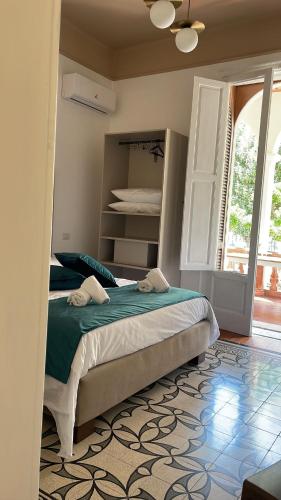 瑪格麗塔薩沃亞的住宿－Dimora NiLu'，一间卧室设有一张大床和一个窗户。