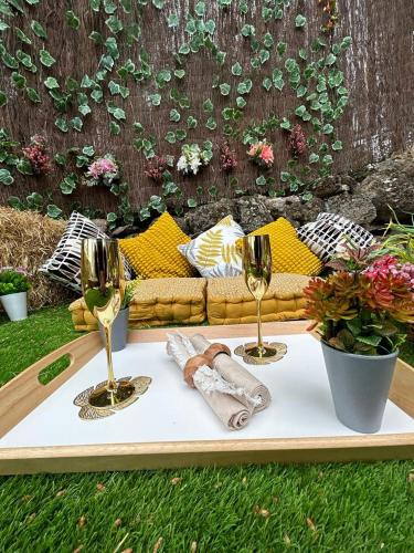 a table with two wine glasses and a couch at SKD Casa Ocre Suite Garnacha in Ávila