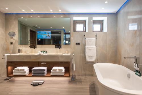 Bilik mandi di Nana Princess Suites Villas & Spa