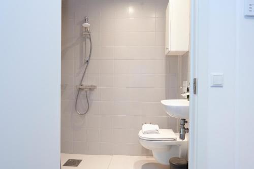 La salle de bains est pourvue d'une douche, de toilettes et d'un lavabo. dans l'établissement The Forest apartments by Daniel&Jacob's, à Kongens Lyngby