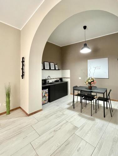 a kitchen and dining room with a table and chairs at Grey Apartment in Caiazzo