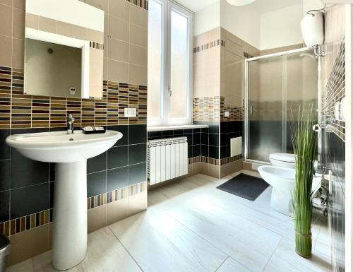 La salle de bains est pourvue d'un lavabo et de toilettes. dans l'établissement Grey Apartment, à Caiazzo