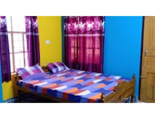 Voodi või voodid majutusasutuse Sagar Lodge, Bishnupur, WB toas