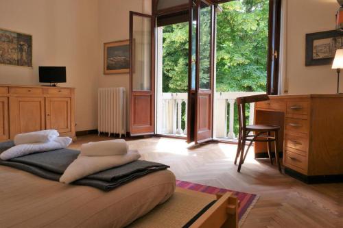 1 dormitorio con 1 cama con cómoda y ventanas grandes en Ca del Parco by Venicevillas, Sant'Elena, en Venecia