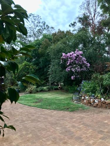 Ein Garten an der Unterkunft Serenity House Pemberton & Wellness Spa