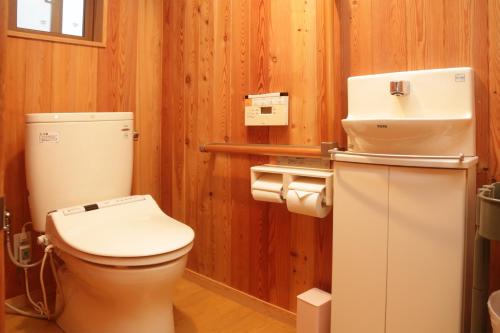 YokokuraにあるYamanouchi sekisan chiの木製の壁のバスルーム(トイレ付)