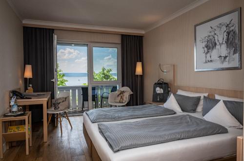 Postel nebo postele na pokoji v ubytování Ammersee-Hotel