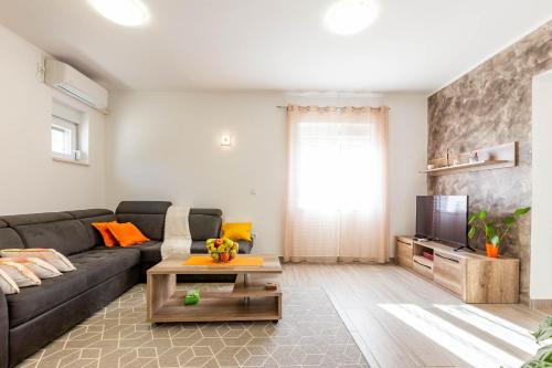 Chubi 2BR apt parking terrace bbq vegetable garden
