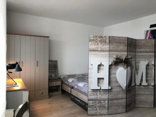 um quarto com uma cama e uma placa que diz amor em Meer Loft em Sierksdorf