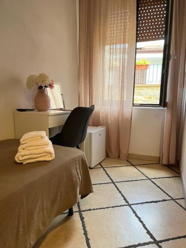 a bedroom with a bed and a desk and a window at Ù BBI PÓ in Casal Sottano