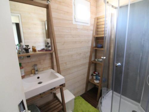 une salle de bain avec un lavabo et une douche dans l'établissement Maison de vacances 3 pièces à Saint-Pierre-d'Oléron, 4 couchages, terrasse, animaux acceptés - FR-1-246A-110, à Saint-Pierre-dʼOléron