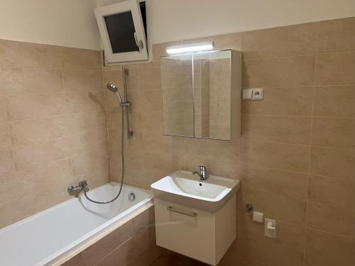 bagno con lavandino, vasca e doccia di Soukromý pokoj v třípokojovém bytě - Private room in three room flat a Brno