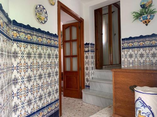 een badkamer met blauwe en witte tegels op de muren bij Casa Ana in Vejer de la Frontera