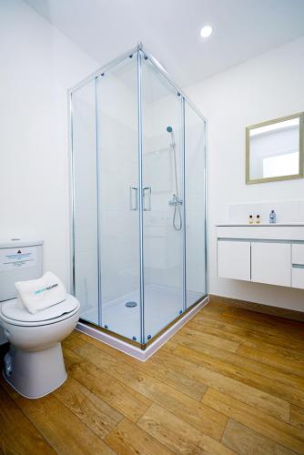a bathroom with a glass shower and a toilet at Casa do Moinho in Odiáxere