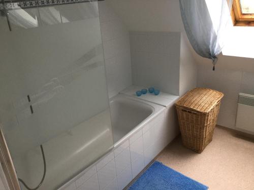y baño blanco con bañera y ducha. en Domaine du Mas Naut, en Conques-en-Rouergue
