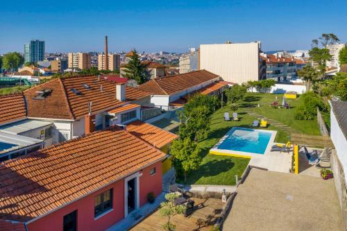 an aerial view of a house with a swimming pool at Villa Santa Bárbara in Vila Nova de Gaia