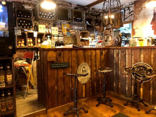 - un bar en bois avec deux tabourets dans une pièce dans l'établissement LA TERRASSE DE NOTRE DAME, au Havre