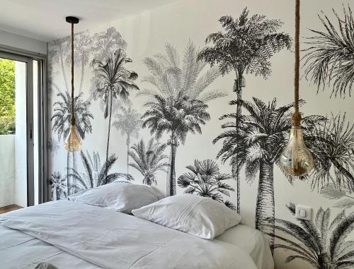 - une chambre ornée d'une fresque murale représentant des palmiers dans l'établissement LE BALI, Exceptionnel P3 avec piscine à 2 min des plages , parking, wifi et climatisation, à La Grande Motte