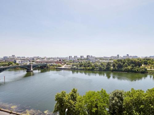 Výhled na řeku, která protéká v blízkosti hotelu